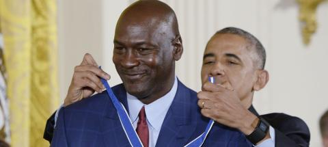 Michael Jordan ’86 gets an assist from President Barack Obama in putting on the Presidential Medal of Freedom at the White House ceremony on Nov. 22. (Photo by Sipa USA via AP)
